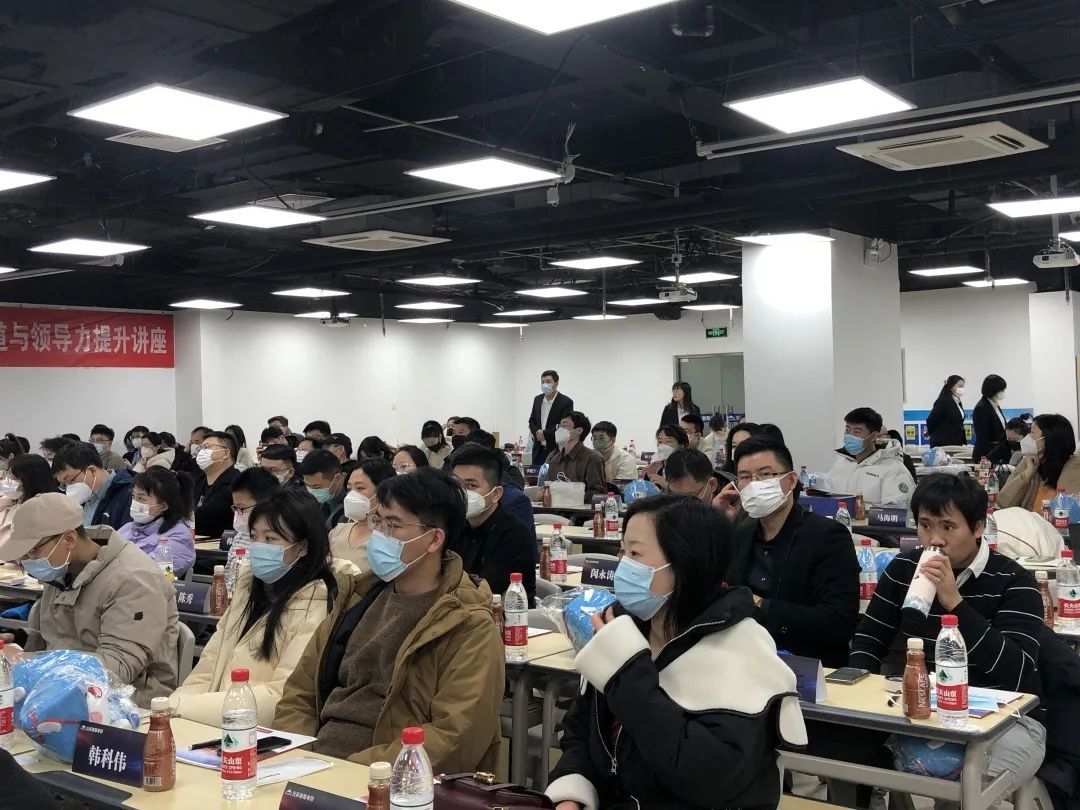 職場致勝之道與領導力提升——社科賽斯甄誠董事長專場講座圓滿收官！  社科賽斯考研 社科賽斯 職場致勝之道 領導力提升  社科賽斯考研  洞悉職場規律，活出精彩人生。2023年1月8日下午，社科賽斯董事長甄誠先生以《職場致勝之道與領導力提升》發表精彩講座。  ▼董事長甄誠先生  人物簡介：北大光華02級MBA，社科賽斯創始人，多所院校面試考官、企業家導師、客座教授，曾在北京大學國家發展研究院、北大醫學部、中國科學院大學管理學院、中國政法大學商學院、天津大學管理學院、北京交通大學管理學院、中央財經大學商學院、華東理工大學商學院、北京師范大學經管學院，華南理工大學管理學院、暨南大學商學院等院校講授職業發展。  講座圍繞“MBA對未來職業發展的回報”、“職場成長”、“”“領導力提升”等內容，甄總結合自身多年MBA面試指導經驗，深入淺出，針對痛點問題進行案例講解，助力同學們的未來職業發展之路！  現場同學針對講座內容，職業困惑等問題積極發言，活動氣氛熱烈融洽。甄總風趣幽默的分享，使得在場掌聲不斷。  職場圣經  “你的勞動報酬不是和勞動強度成正比，而是和你的勞動不可替代性成正比!”甄總表示，真正決定個人社會階層的，是精力分配結構，并進行了案例分析。  甄總指出，MBA同學需要明確攻讀MBA的目的:實現職業上的跨界升級、培育前瞻視野、培養思考問題的方法和解決問題的能力。隨后就如何交朋友、拓人脈、選導師等事項進行了心得分享。  強者的必備條件  1、拒絕隨意2、拒絕任性3、拒絕慵懶4、拒絕冷漠5、每日精進6、敬畏目標  如何選導師  在甄總看來，選導師是困擾每個學子的問題。甄總認為，選導師，一定要注意:1、職位不一定高，但有人情味;2、資源豐富;3、研究方向與你擅長領域關聯等。  職業導師能幫你提前看清未來五到十年的路，使你少走彎路，是更高效的捷徑?！澳闶钦l不重要，重要的是你和誰交往，格局比情商和智商更重要?！? 學習的三個層次  甄總認為，學習分為三個層次∶1、學習知識;2、學習思考問題的方法、解決問題的工具;3、學習理念。并通過具體事例，向大家指出，只有進行取舍，把主流的做到極致,才是明智的做法。  MBA課程量大，但每個人精力有限，只有做好取舍，對課程做好減法和加法，把自己打造為“T