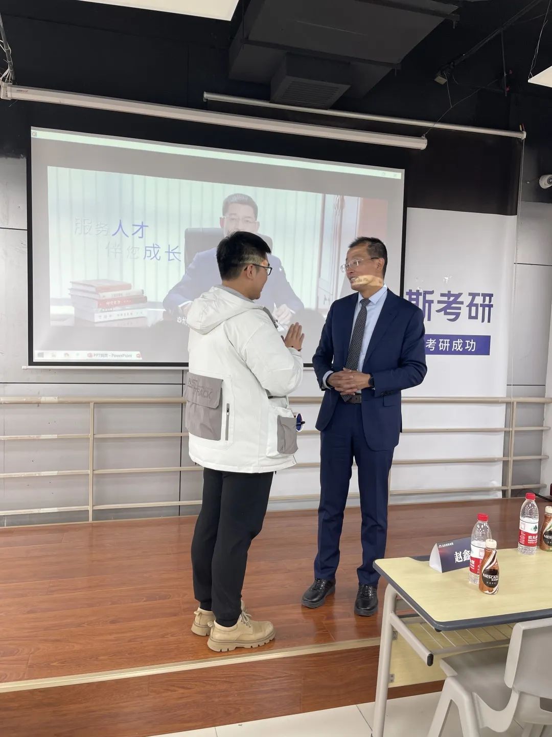 職場致勝之道與領導力提升——社科賽斯甄誠董事長專場講座圓滿收官！  社科賽斯考研 社科賽斯 職場致勝之道 領導力提升  社科賽斯考研  洞悉職場規律，活出精彩人生。2023年1月8日下午，社科賽斯董事長甄誠先生以《職場致勝之道與領導力提升》發表精彩講座。  ▼董事長甄誠先生  人物簡介：北大光華02級MBA，社科賽斯創始人，多所院校面試考官、企業家導師、客座教授，曾在北京大學國家發展研究院、北大醫學部、中國科學院大學管理學院、中國政法大學商學院、天津大學管理學院、北京交通大學管理學院、中央財經大學商學院、華東理工大學商學院、北京師范大學經管學院，華南理工大學管理學院、暨南大學商學院等院校講授職業發展。  講座圍繞“MBA對未來職業發展的回報”、“職場成長”、“”“領導力提升”等內容，甄總結合自身多年MBA面試指導經驗，深入淺出，針對痛點問題進行案例講解，助力同學們的未來職業發展之路！  現場同學針對講座內容，職業困惑等問題積極發言，活動氣氛熱烈融洽。甄總風趣幽默的分享，使得在場掌聲不斷。  職場圣經  “你的勞動報酬不是和勞動強度成正比，而是和你的勞動不可替代性成正比!”甄總表示，真正決定個人社會階層的，是精力分配結構，并進行了案例分析。  甄總指出，MBA同學需要明確攻讀MBA的目的:實現職業上的跨界升級、培育前瞻視野、培養思考問題的方法和解決問題的能力。隨后就如何交朋友、拓人脈、選導師等事項進行了心得分享。  強者的必備條件  1、拒絕隨意2、拒絕任性3、拒絕慵懶4、拒絕冷漠5、每日精進6、敬畏目標  如何選導師  在甄總看來，選導師是困擾每個學子的問題。甄總認為，選導師，一定要注意:1、職位不一定高，但有人情味;2、資源豐富;3、研究方向與你擅長領域關聯等。  職業導師能幫你提前看清未來五到十年的路，使你少走彎路，是更高效的捷徑?！澳闶钦l不重要，重要的是你和誰交往，格局比情商和智商更重要?！? 學習的三個層次  甄總認為，學習分為三個層次∶1、學習知識;2、學習思考問題的方法、解決問題的工具;3、學習理念。并通過具體事例，向大家指出，只有進行取舍，把主流的做到極致,才是明智的做法。  MBA課程量大，但每個人精力有限，只有做好取舍，對課程做好減法和加法，把自己打造為“T