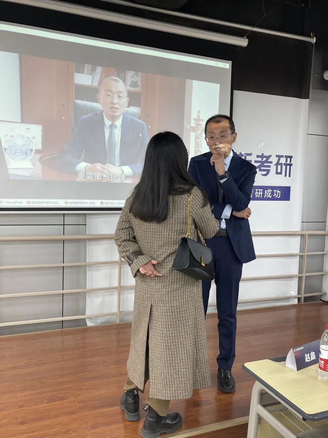 職場致勝之道與領導力提升——社科賽斯甄誠董事長專場講座圓滿收官！  社科賽斯考研 社科賽斯 職場致勝之道 領導力提升  社科賽斯考研  洞悉職場規律，活出精彩人生。2023年1月8日下午，社科賽斯董事長甄誠先生以《職場致勝之道與領導力提升》發表精彩講座。  ▼董事長甄誠先生  人物簡介：北大光華02級MBA，社科賽斯創始人，多所院校面試考官、企業家導師、客座教授，曾在北京大學國家發展研究院、北大醫學部、中國科學院大學管理學院、中國政法大學商學院、天津大學管理學院、北京交通大學管理學院、中央財經大學商學院、華東理工大學商學院、北京師范大學經管學院，華南理工大學管理學院、暨南大學商學院等院校講授職業發展。  講座圍繞“MBA對未來職業發展的回報”、“職場成長”、“”“領導力提升”等內容，甄總結合自身多年MBA面試指導經驗，深入淺出，針對痛點問題進行案例講解，助力同學們的未來職業發展之路！  現場同學針對講座內容，職業困惑等問題積極發言，活動氣氛熱烈融洽。甄總風趣幽默的分享，使得在場掌聲不斷。  職場圣經  “你的勞動報酬不是和勞動強度成正比，而是和你的勞動不可替代性成正比!”甄總表示，真正決定個人社會階層的，是精力分配結構，并進行了案例分析。  甄總指出，MBA同學需要明確攻讀MBA的目的:實現職業上的跨界升級、培育前瞻視野、培養思考問題的方法和解決問題的能力。隨后就如何交朋友、拓人脈、選導師等事項進行了心得分享。  強者的必備條件  1、拒絕隨意2、拒絕任性3、拒絕慵懶4、拒絕冷漠5、每日精進6、敬畏目標  如何選導師  在甄總看來，選導師是困擾每個學子的問題。甄總認為，選導師，一定要注意:1、職位不一定高，但有人情味;2、資源豐富;3、研究方向與你擅長領域關聯等。  職業導師能幫你提前看清未來五到十年的路，使你少走彎路，是更高效的捷徑?！澳闶钦l不重要，重要的是你和誰交往，格局比情商和智商更重要?！? 學習的三個層次  甄總認為，學習分為三個層次∶1、學習知識;2、學習思考問題的方法、解決問題的工具;3、學習理念。并通過具體事例，向大家指出，只有進行取舍，把主流的做到極致,才是明智的做法。  MBA課程量大，但每個人精力有限，只有做好取舍，對課程做好減法和加法，把自己打造為“T